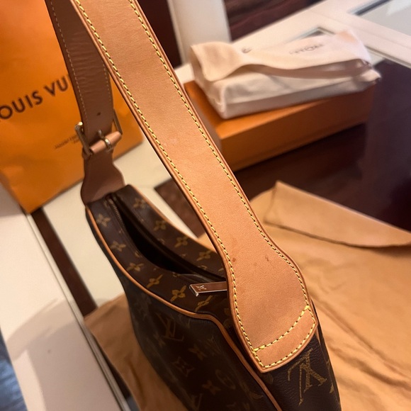 Authentic Louis Vuitton Croissant MM - Picture 4 of 11